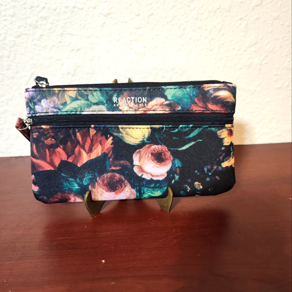 Kenneth Cole Reaction Brand Floral Wristlet 8555